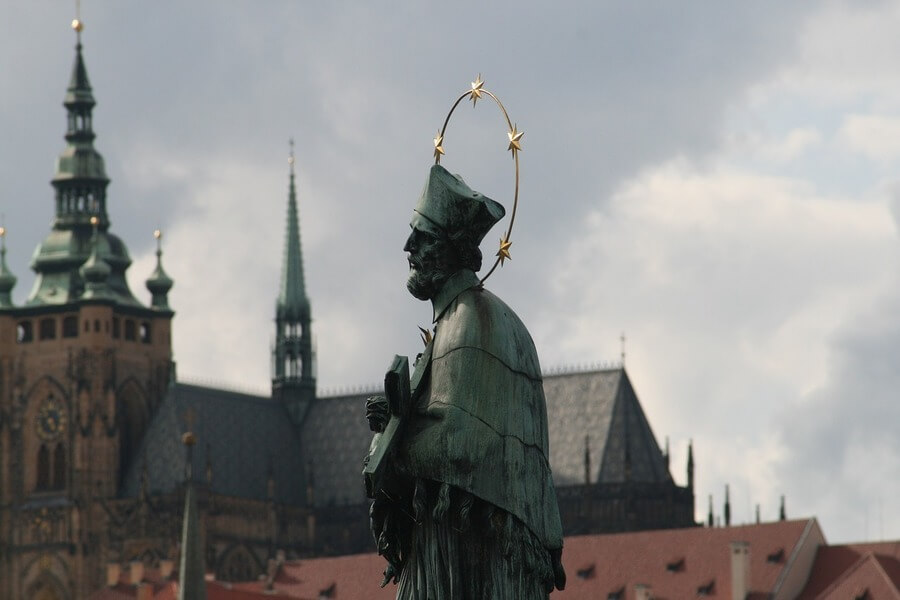 Бронзовая статуя Святого Яна Непомуцкого